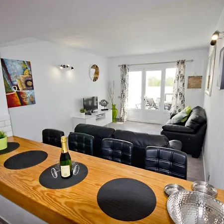 Apartment Club Valena 3, Modern Apartment, Wifi, Close To Amenities, At Matagorda *